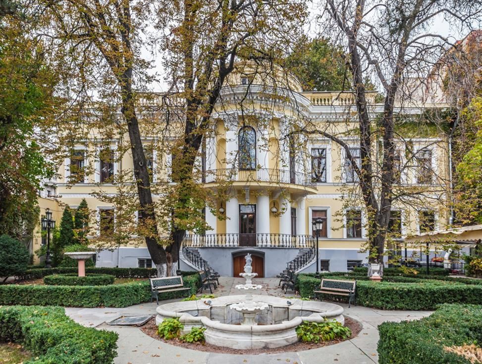 Дом учёных вместе с Дворцом графа Толстого